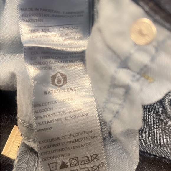 NWT Levi's Blue mid rise stretch 5 pocket Bermuda Jean Shorts with Cuffed Hem - Picture 4 of 4